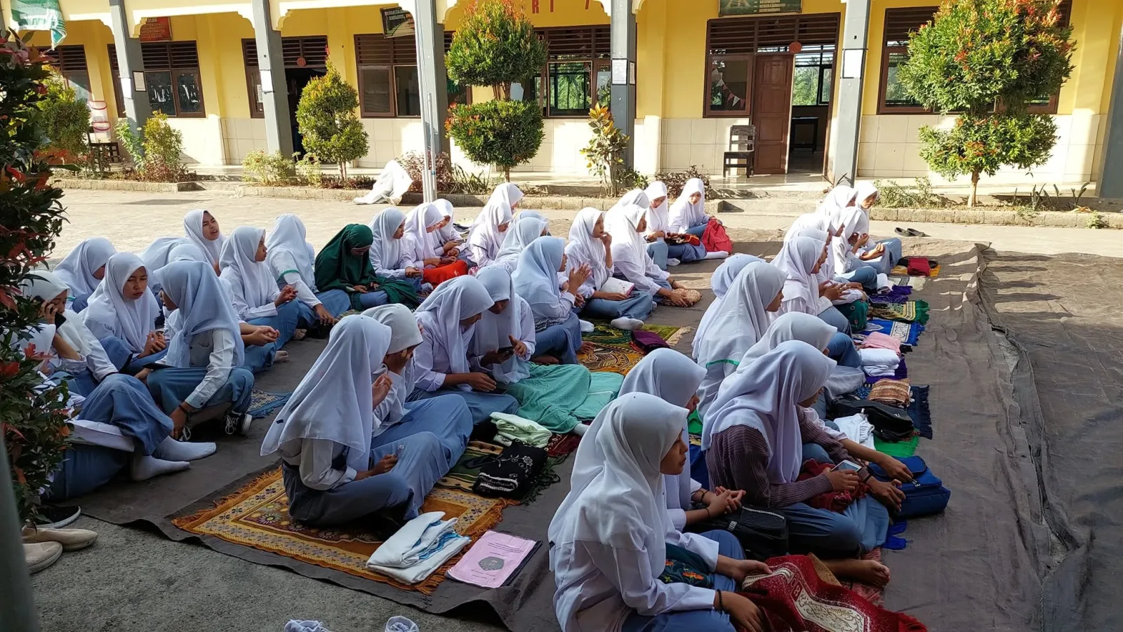 Kegiatan Sholat Dhuha Santri SMK Islam Sirajul huda